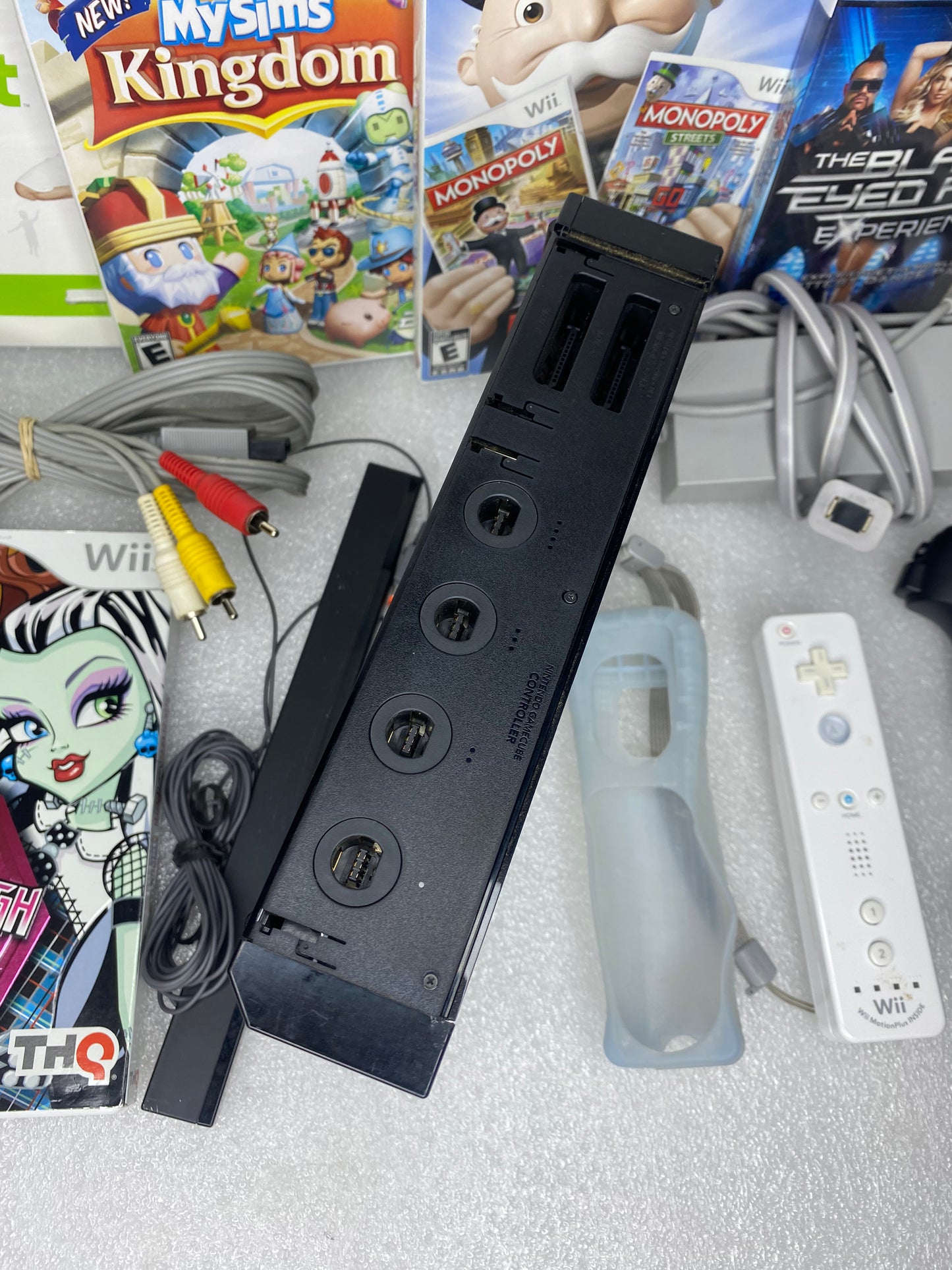 Nintendo Wii System Black W/Wii Plus Remote Controller & 5 Video Games - (READ)