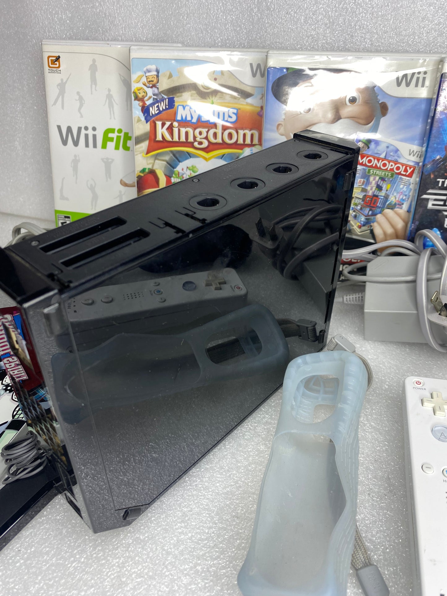 Nintendo Wii System Black W/Wii Plus Remote Controller & 5 Video Games - (READ)