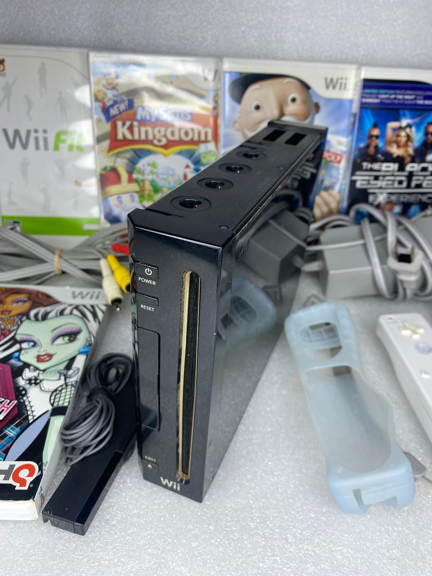 Nintendo Wii System Black W/Wii Plus Remote Controller & 5 Video Games - (READ)