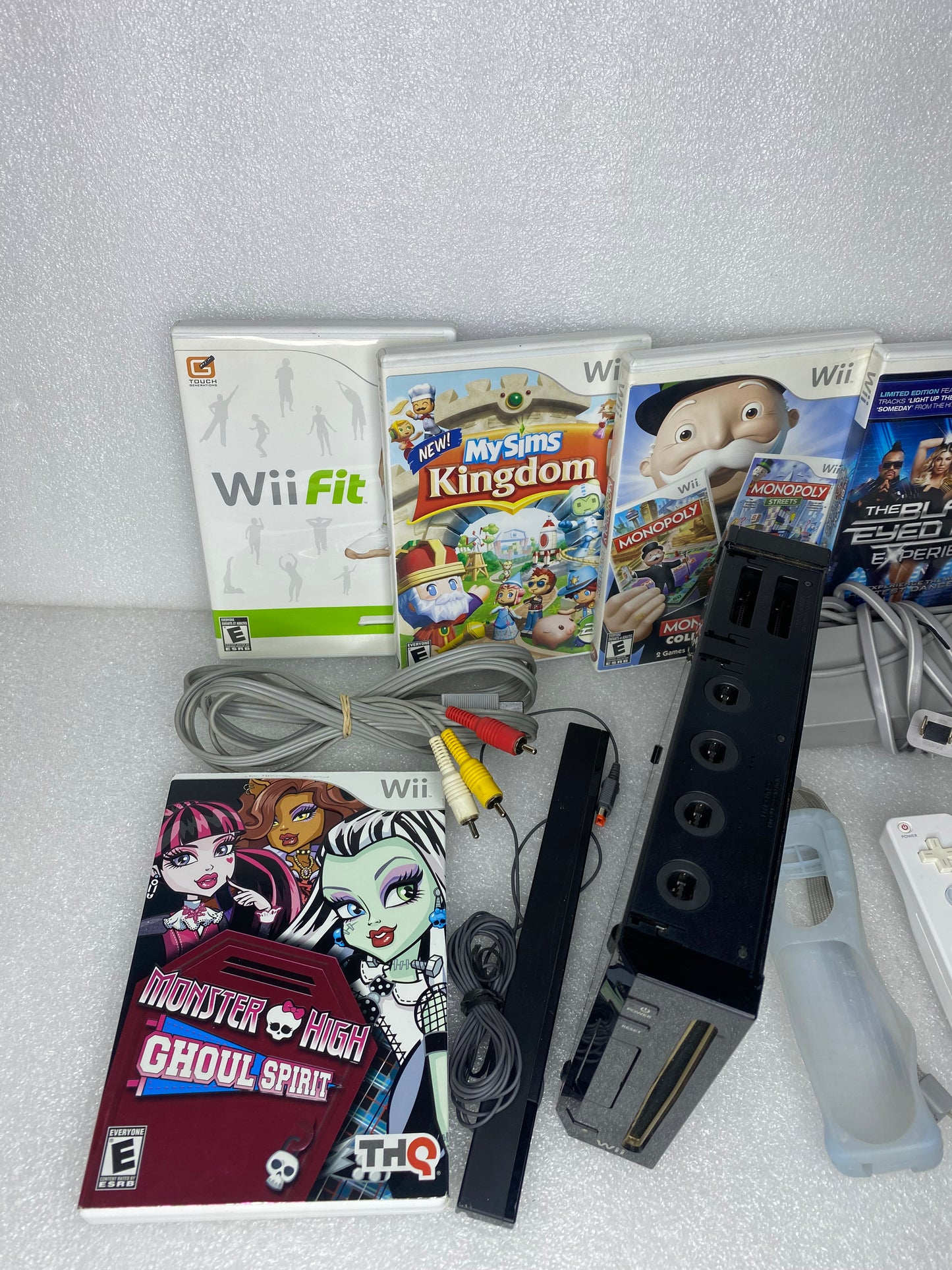 Nintendo Wii System Black W/Wii Plus Remote Controller & 5 Video Games - (READ)