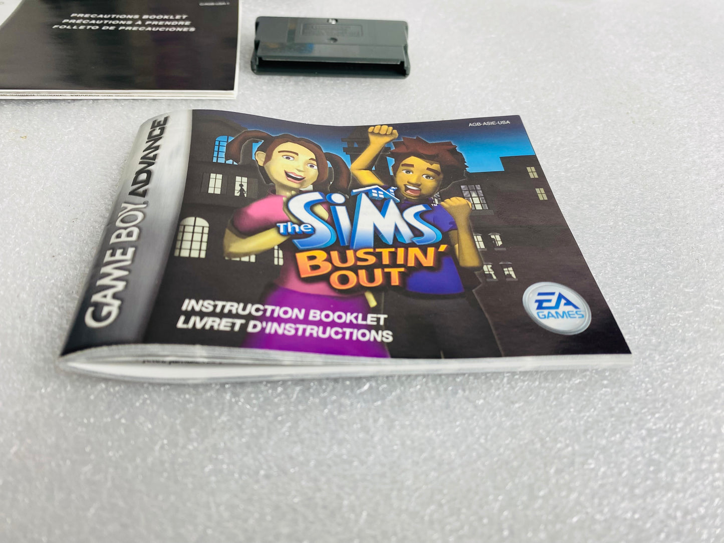 the Sims Bustin' Out (Nintendo Game Boy Advance, 2003) W/Plastic Cover - (READ)