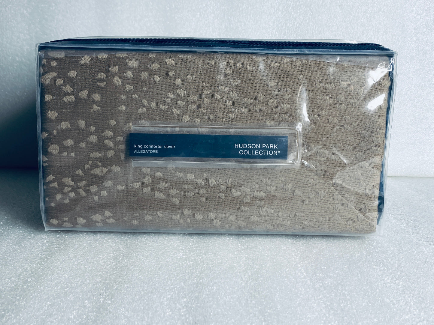 New - Hudson Park Collection King Comforter Duvet Cover, Allegatore