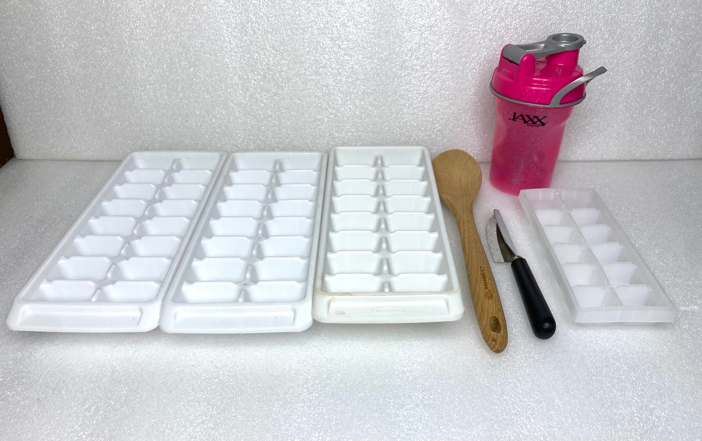 #86 - lot of 7 Kitchen Items, Includes Shaker, Spoon, Ice Trays, Knife - (READ) - (IN CONDITION AS SHOWN)