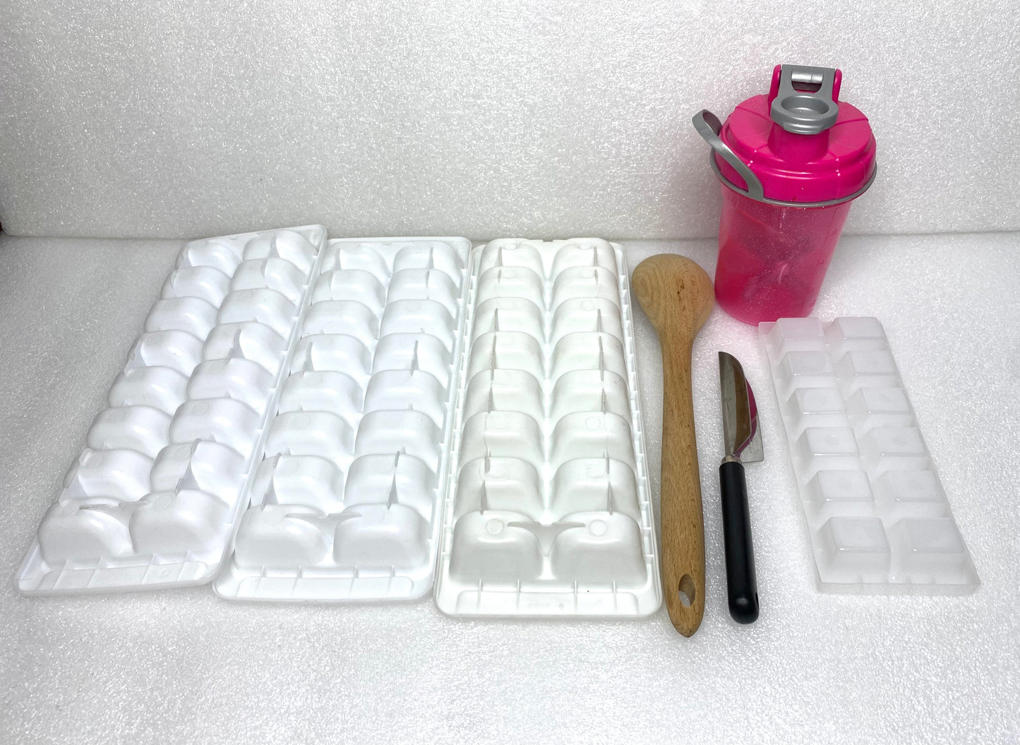 #86 - lot of 7 Kitchen Items, Includes Shaker, Spoon, Ice Trays, Knife - (READ) - (IN CONDITION AS SHOWN)