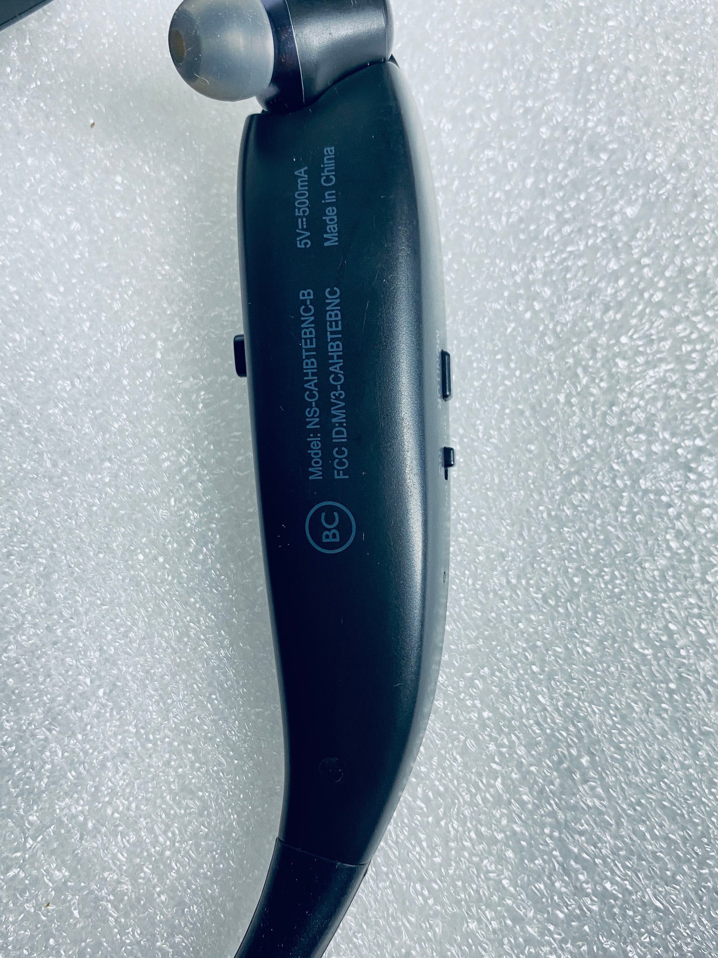 insignia Wireless Bluetooth In-Ear Headset W/Microphone, NS-CAHBTEBNC - (READ)