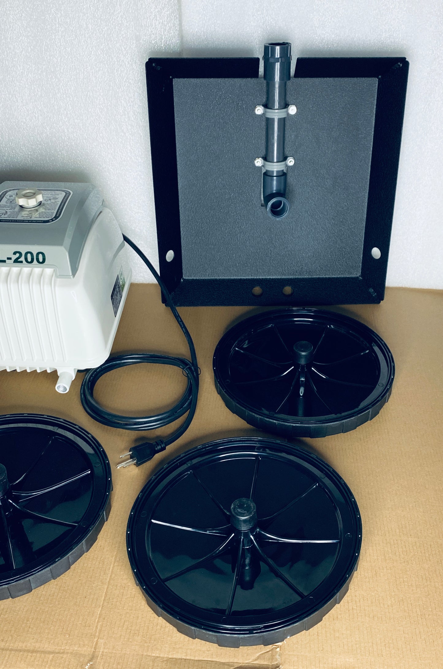 Lot Of New Other-Alita Linear Air Pump 115VAC 200LPM & (3) 10" Diffusers & Bases