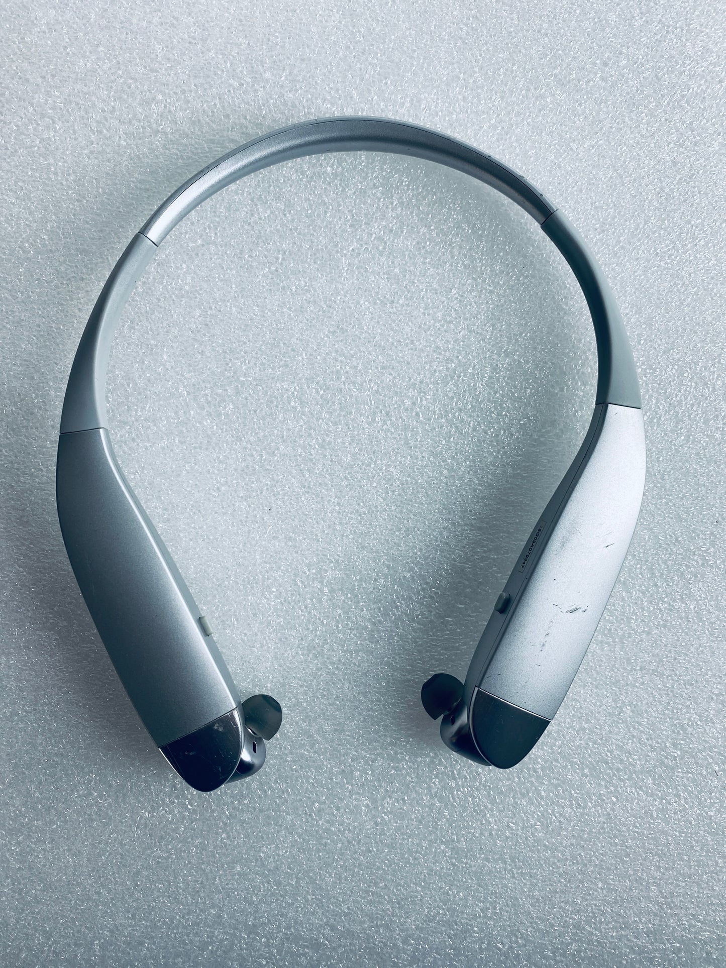 insignia Silver Bluetooth Noise-Canceling Wireless In-Ear Headset NS-CAHBTEBNC-S