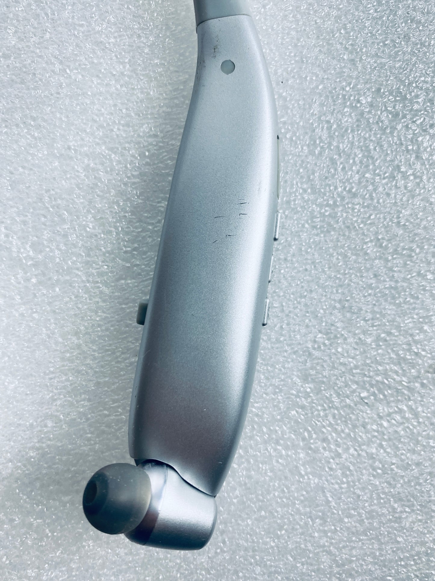 insignia Silver Bluetooth Noise-Canceling Wireless In-Ear Headset NS-CAHBTEBNC-S