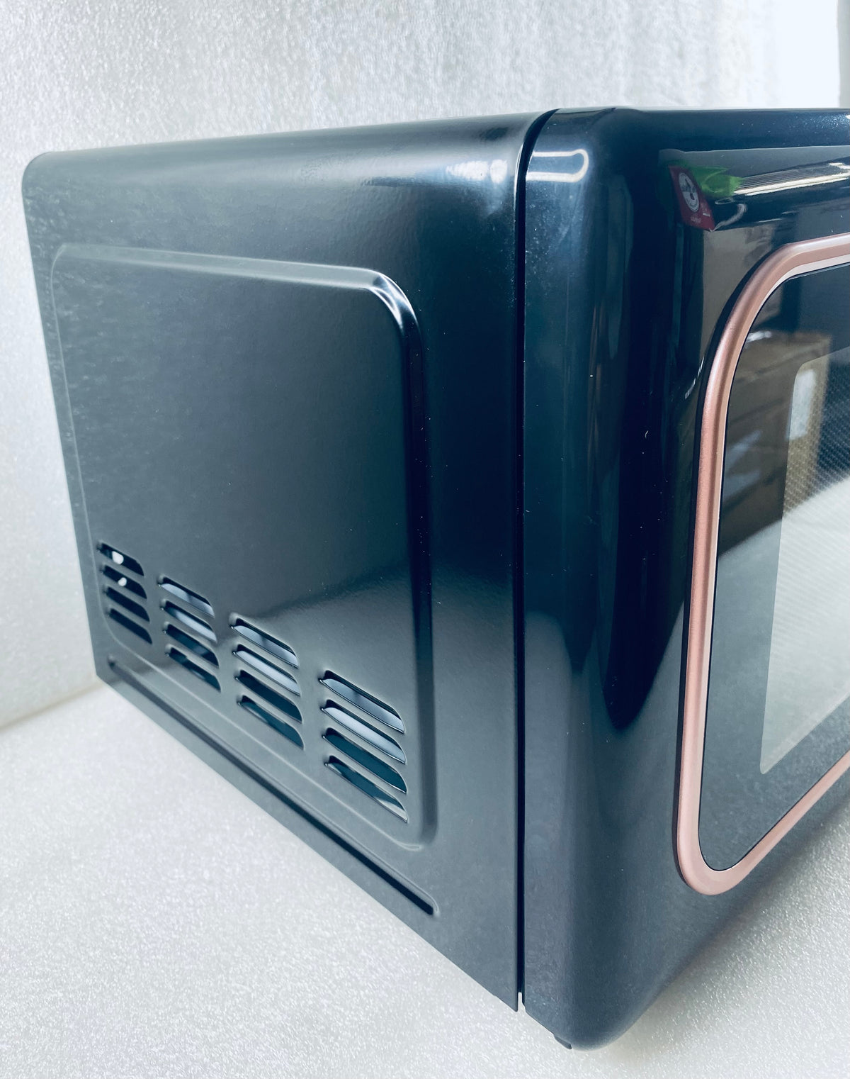 New Open Box Frigidaire Retro Microwave 0.7 Cu. Ft. Compact 700W - Black Pink