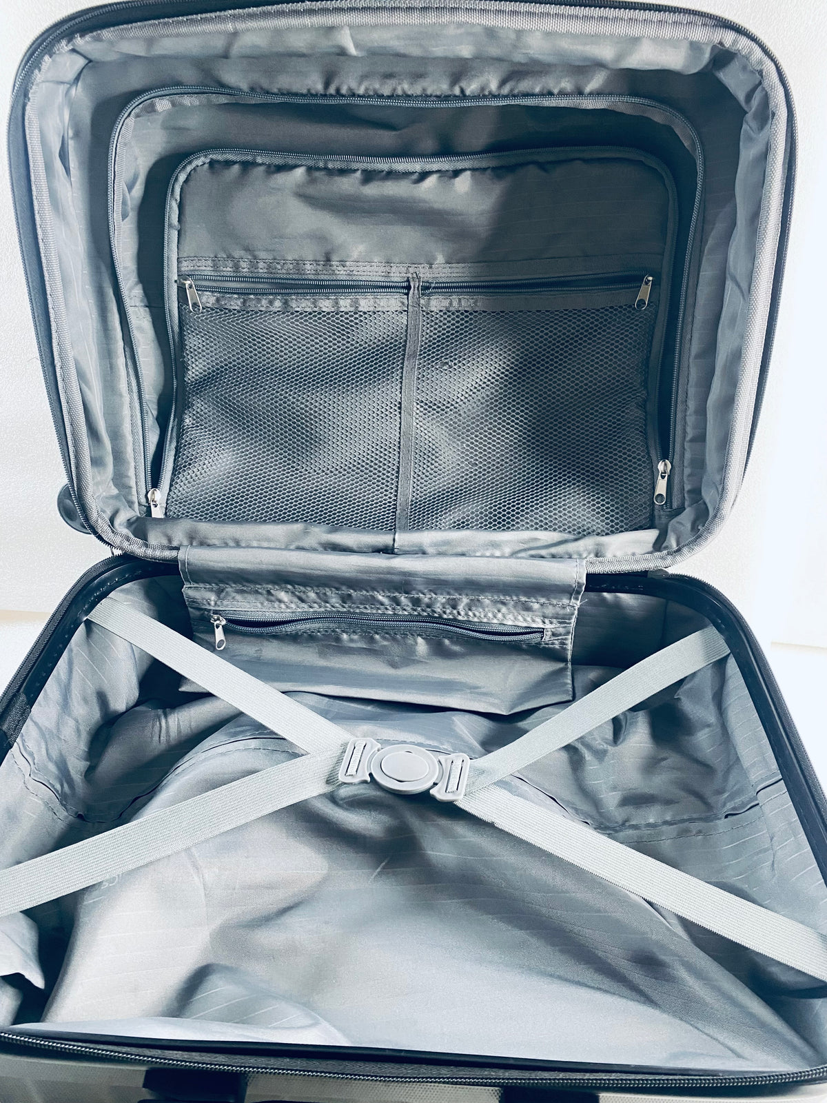 Amazon Basics 21" Hardside Carry-On Luggage with Spinner Wheels, Black