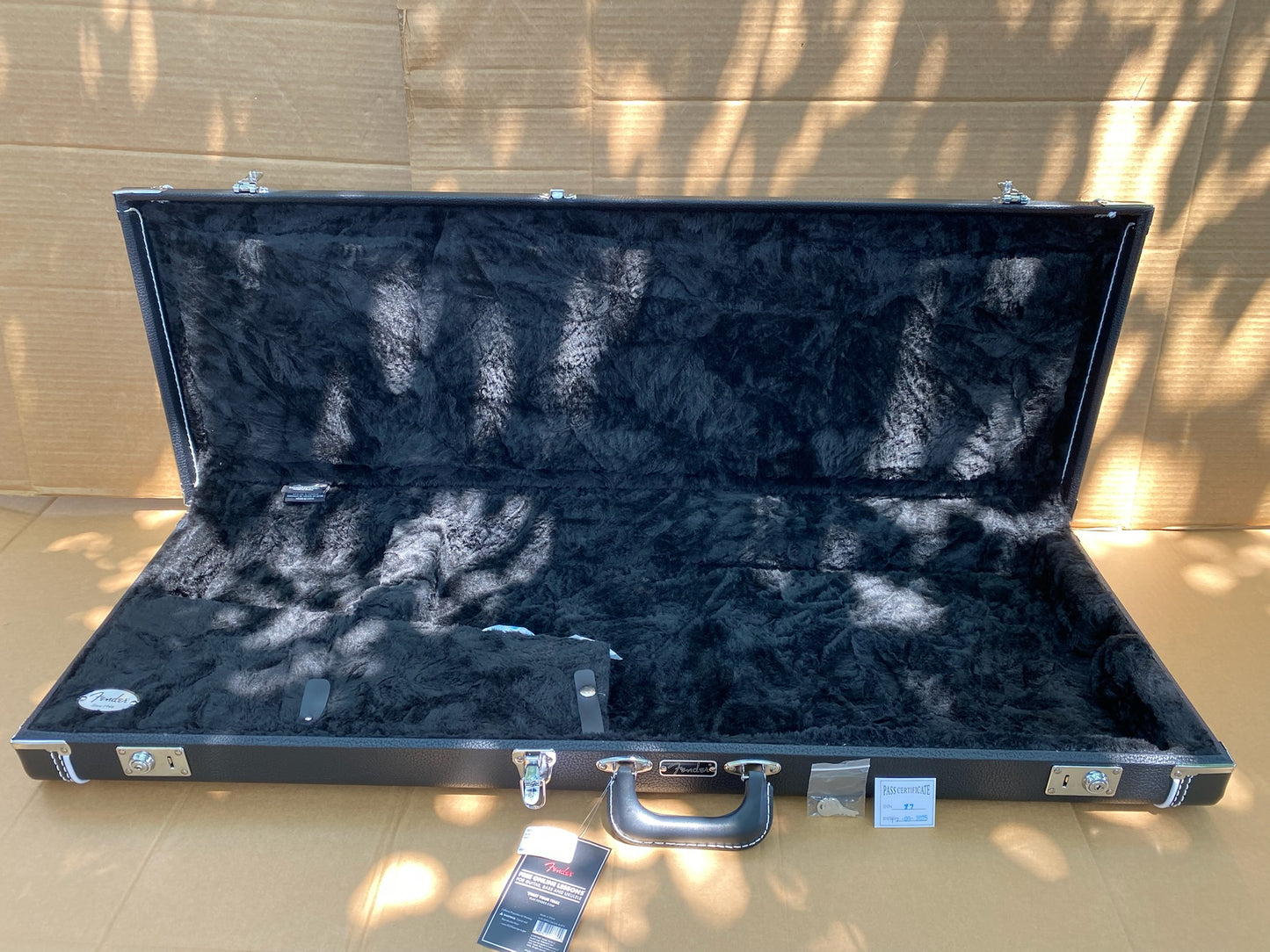New Fender Classic Series Wood Case, Stratocaster/Telecaster, Black