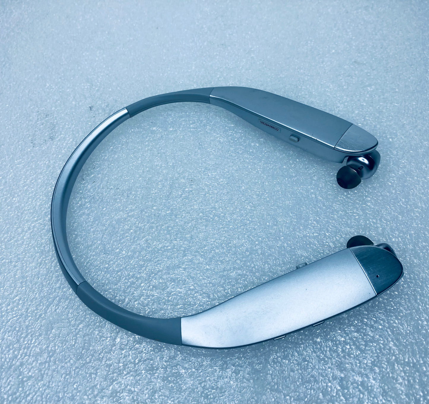 insignia Wireless In-Ear Bluetooth Headset Silver NS-CAHBTEBNC-S - (READ)