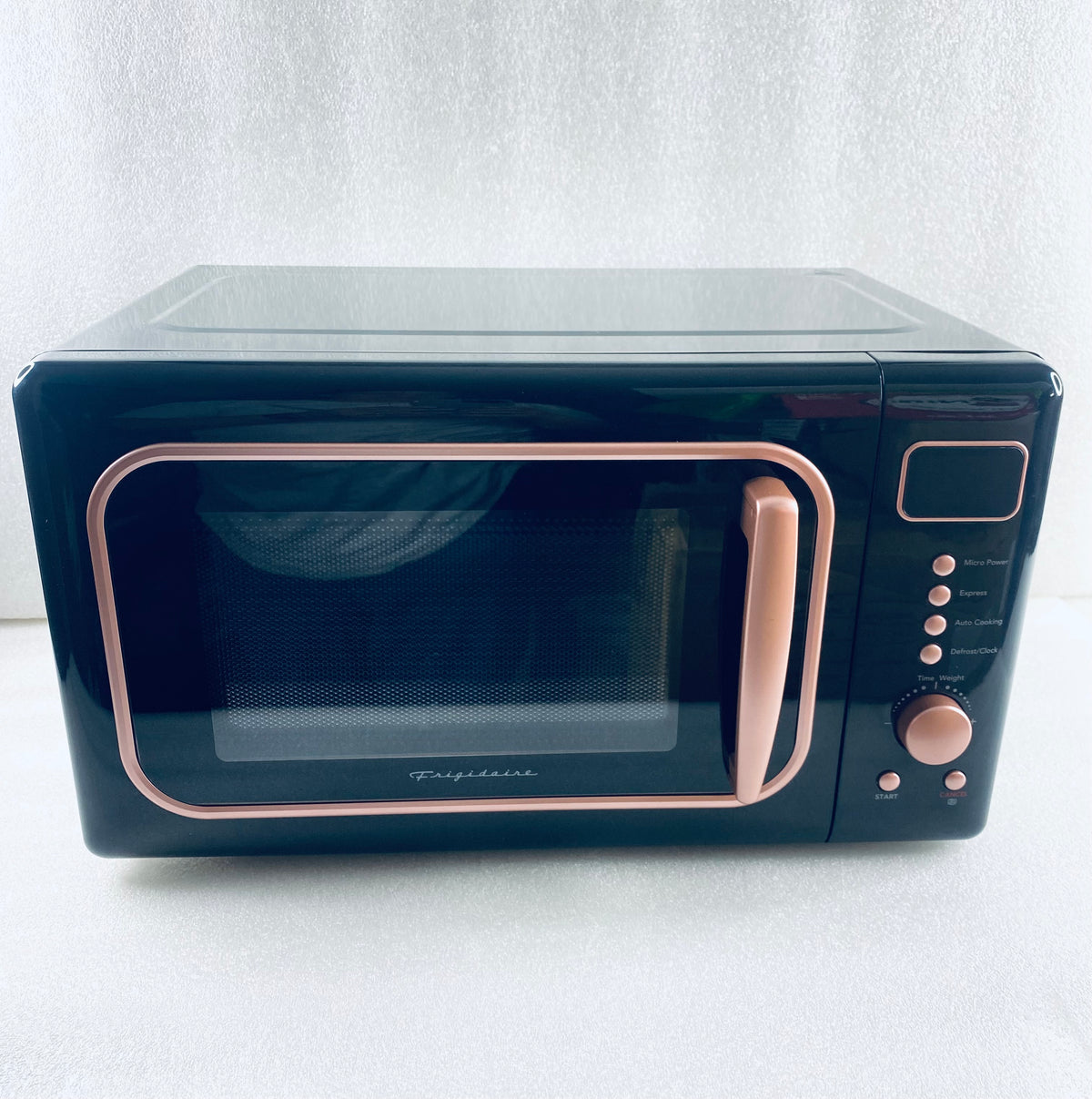 New Open Box Frigidaire Retro Microwave 0.7 Cu. Ft. Compact 700W - Black Pink