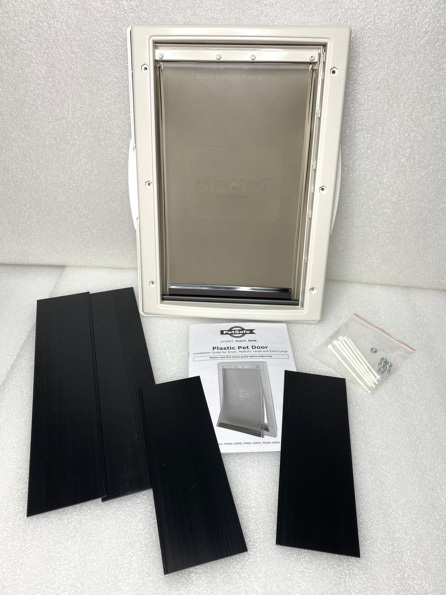 new Other - PetSafe Plastic Pet Door For Medium Dogs Weighing Up to 40 lb – READ