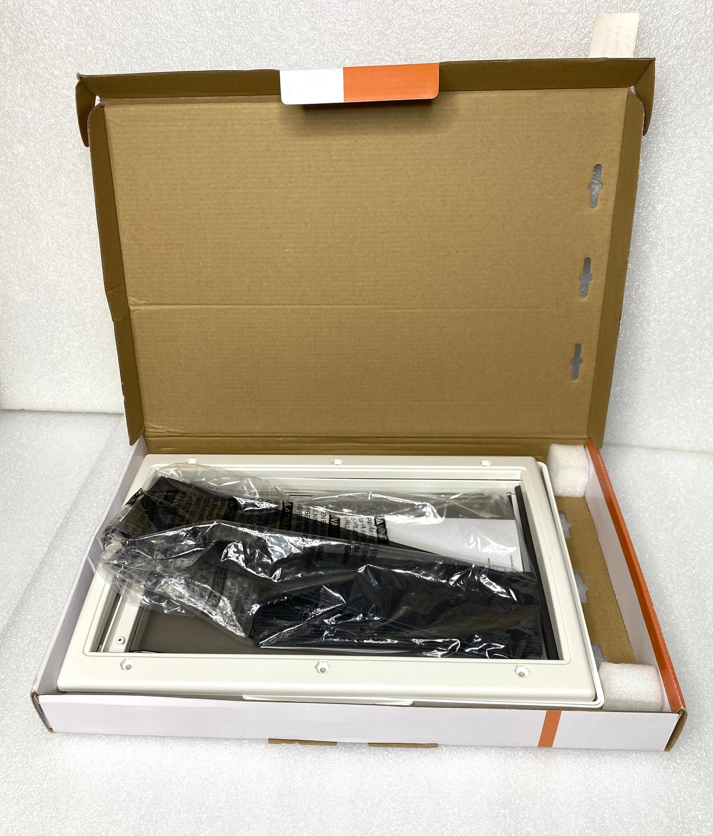 new Other - PetSafe Plastic Pet Door For Medium Dogs Weighing Up to 40 lb – READ