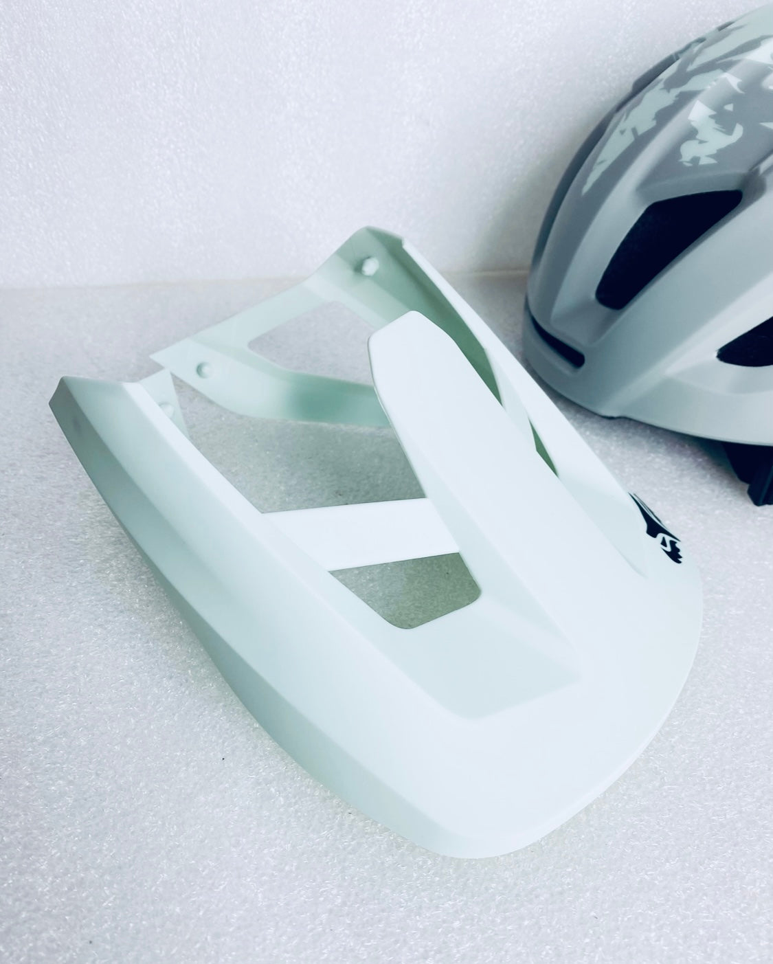 New Bat Fox Size M (55-58cm) Adjustable Lightweight Bicycle Helmet, White/Camo
