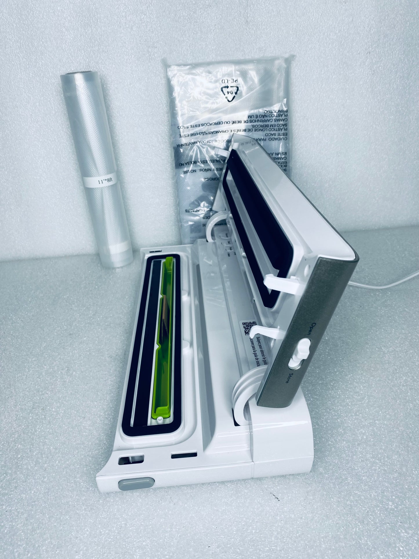 New Other FoodSaver Compact Vacuum Sealer Machine With Airtight Bags & Roll