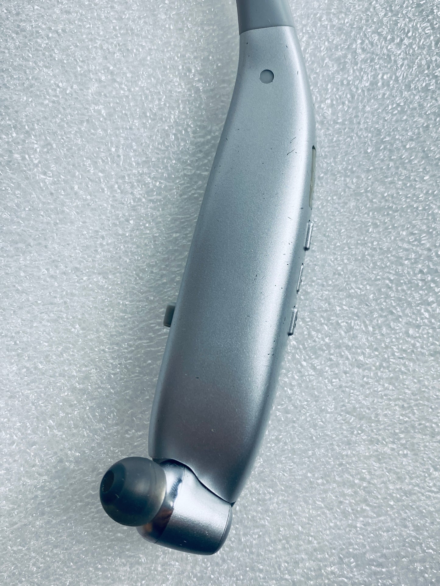 insignia Bluetooth Silver Noise-Canceling Wireless In-Ear Headset NS-CAHBTEBNC-S