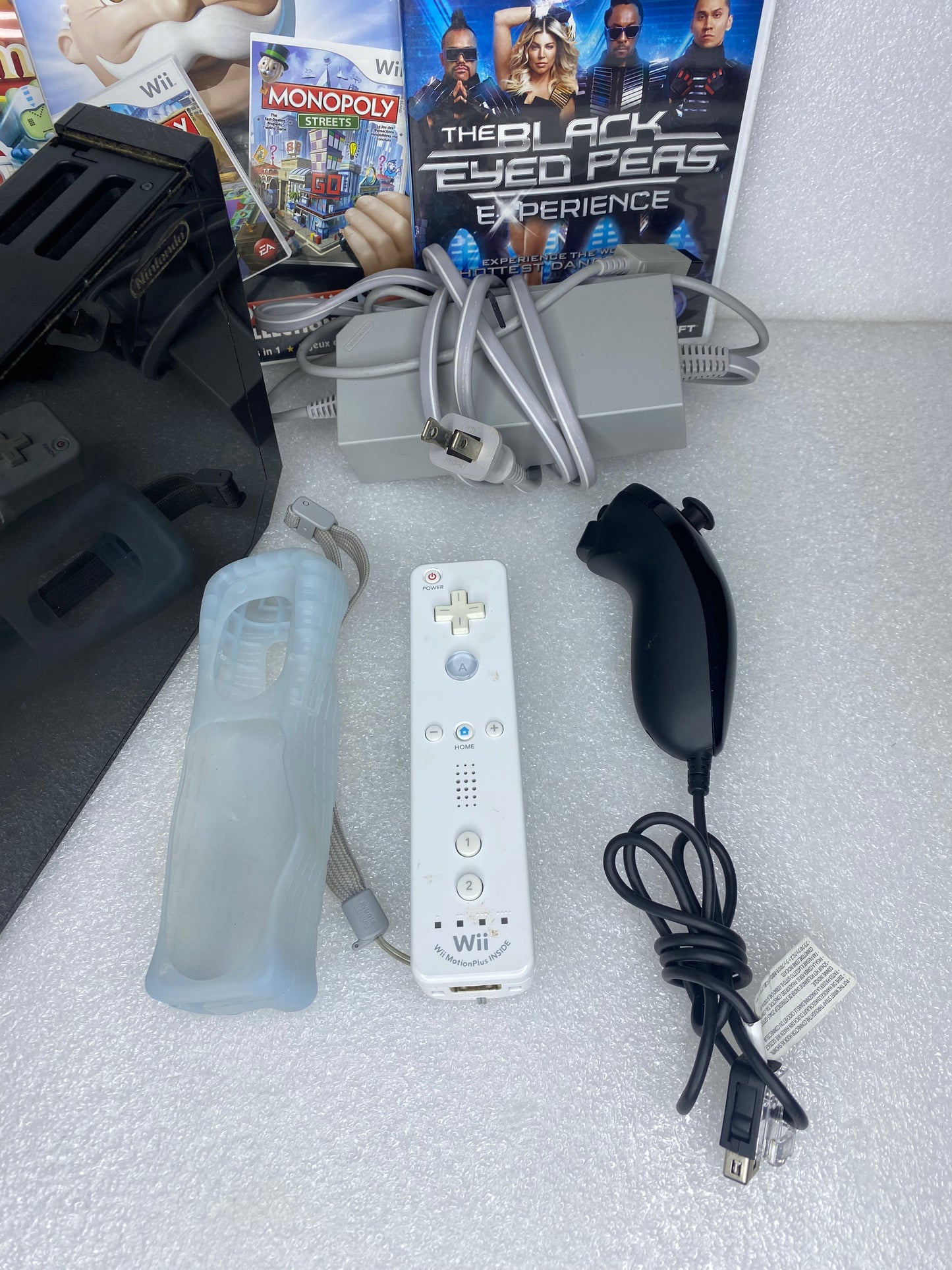 Nintendo Wii System Black W/Wii Plus Remote Controller & 5 Video Games - (READ)
