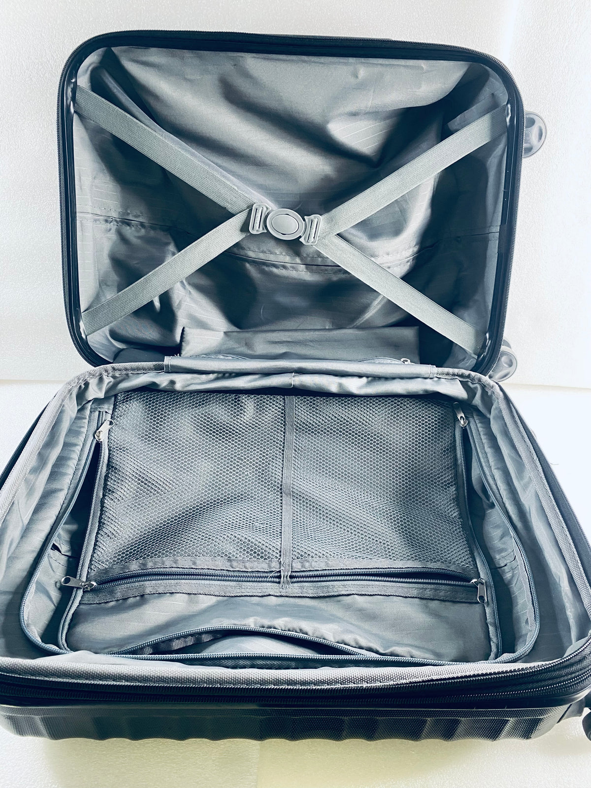 Amazon Basics 21" Hardside Carry-On Luggage with Spinner Wheels, Black