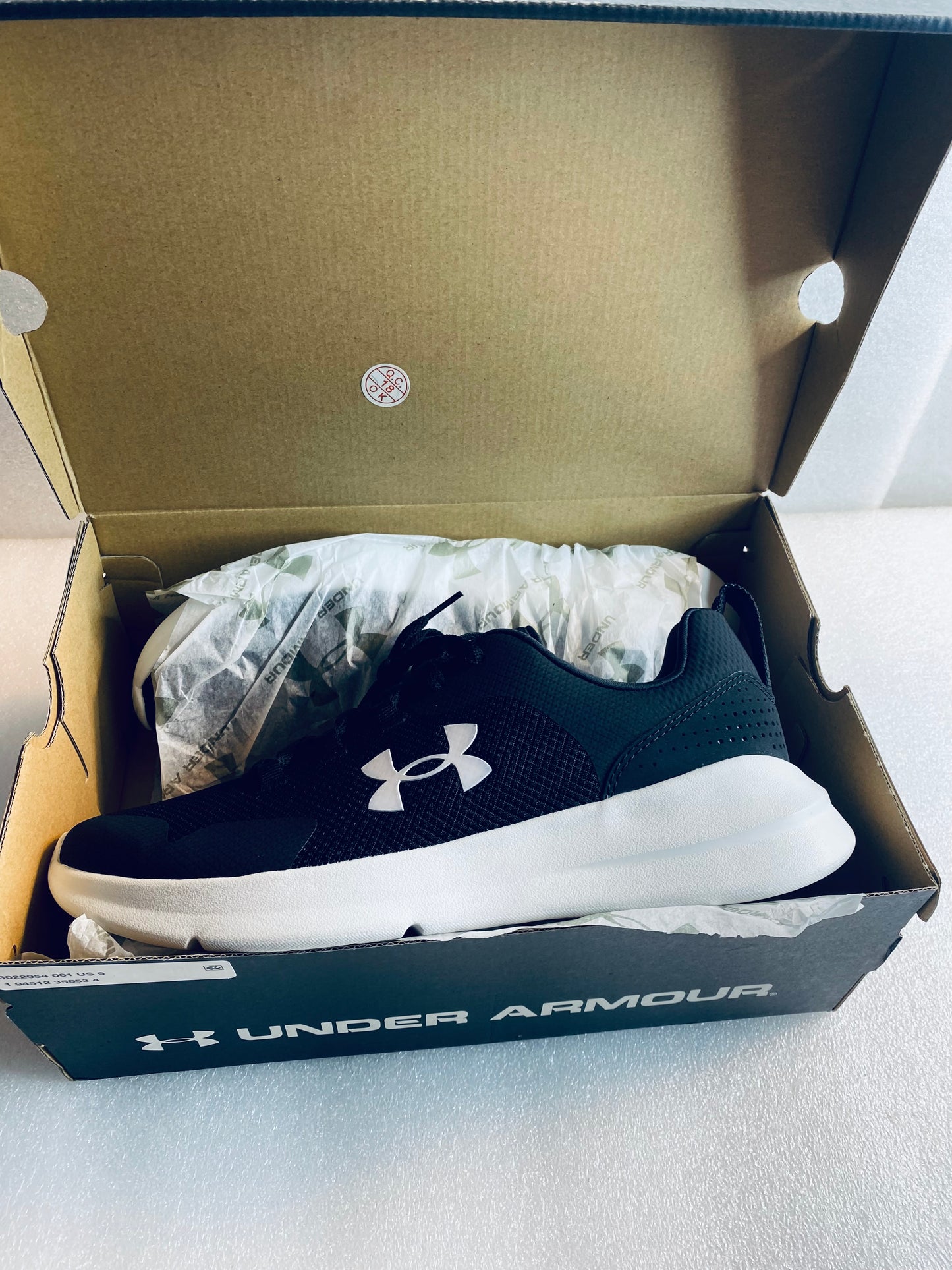 New Open Box Under Armour Essential Men's Running Shoe Size 9, Black & White