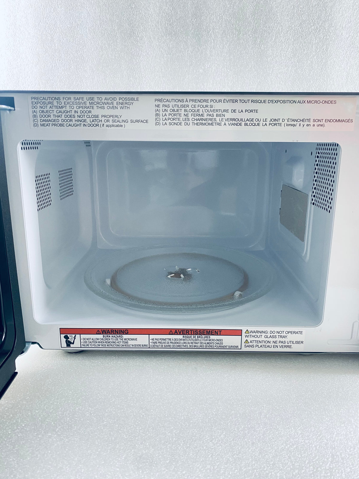 New Open Box Frigidaire Retro Microwave 0.7 Cu. Ft. Compact 700W - Black Pink