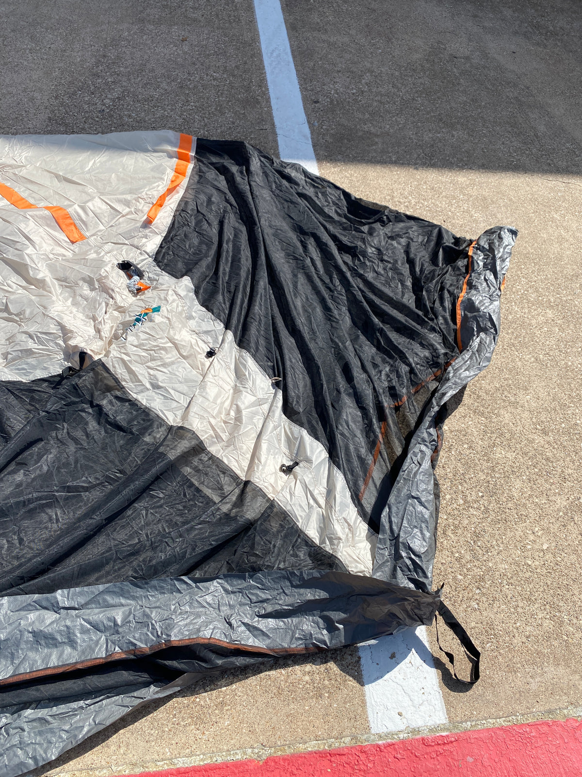 Like New DMH Outdoors 12’x12’ Screen House Tent With Mesh Walls & 2 Zipper Doors