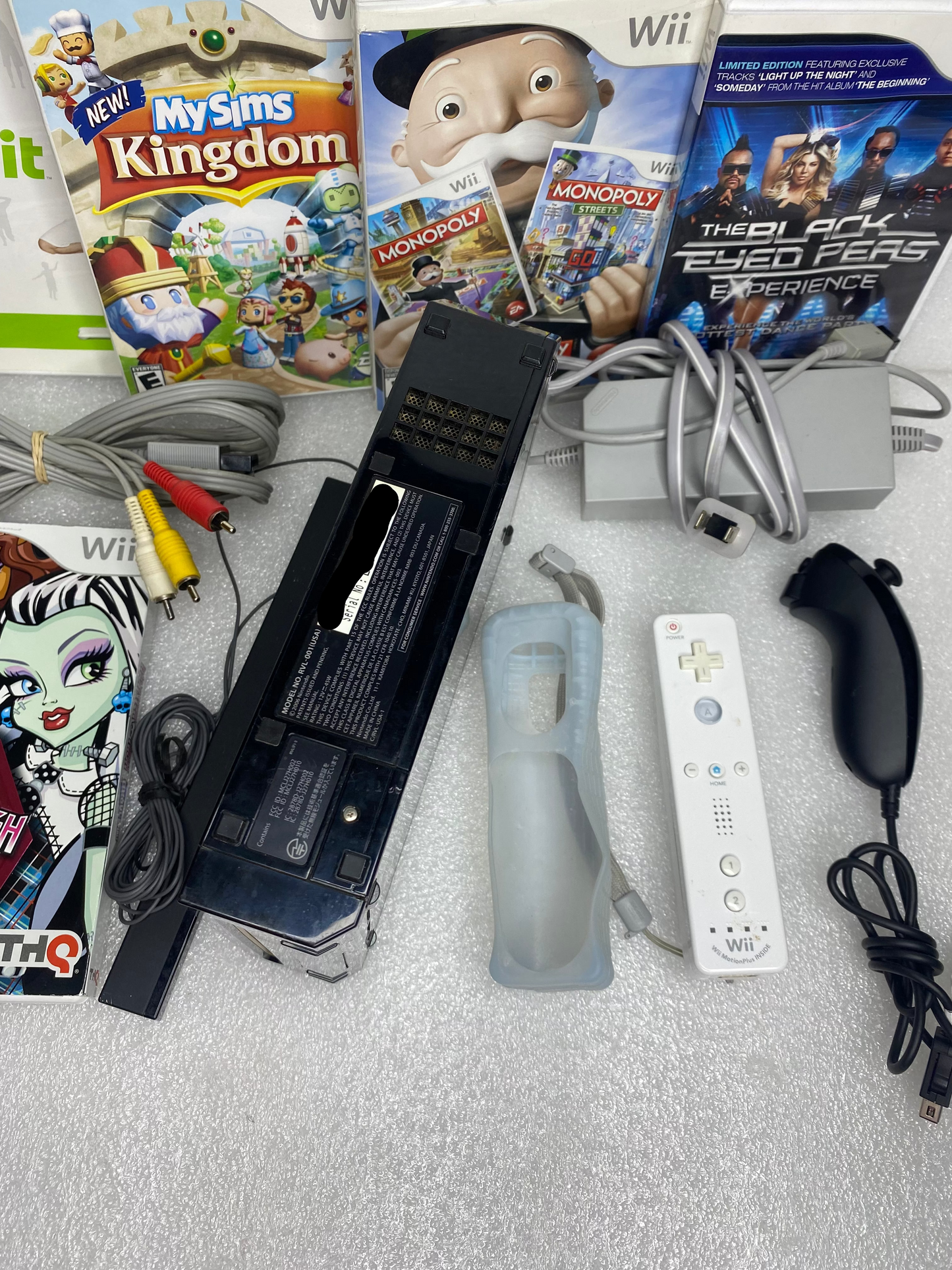 Nintendo Wii System Black W/Wii Plus Remote Controller & 5 Video Games - (READ)