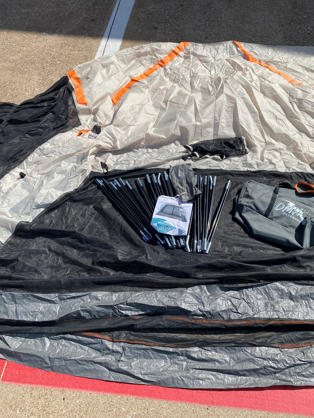 Like New DMH Outdoors 12’x12’ Screen House Tent With Mesh Walls & 2 Zipper Doors