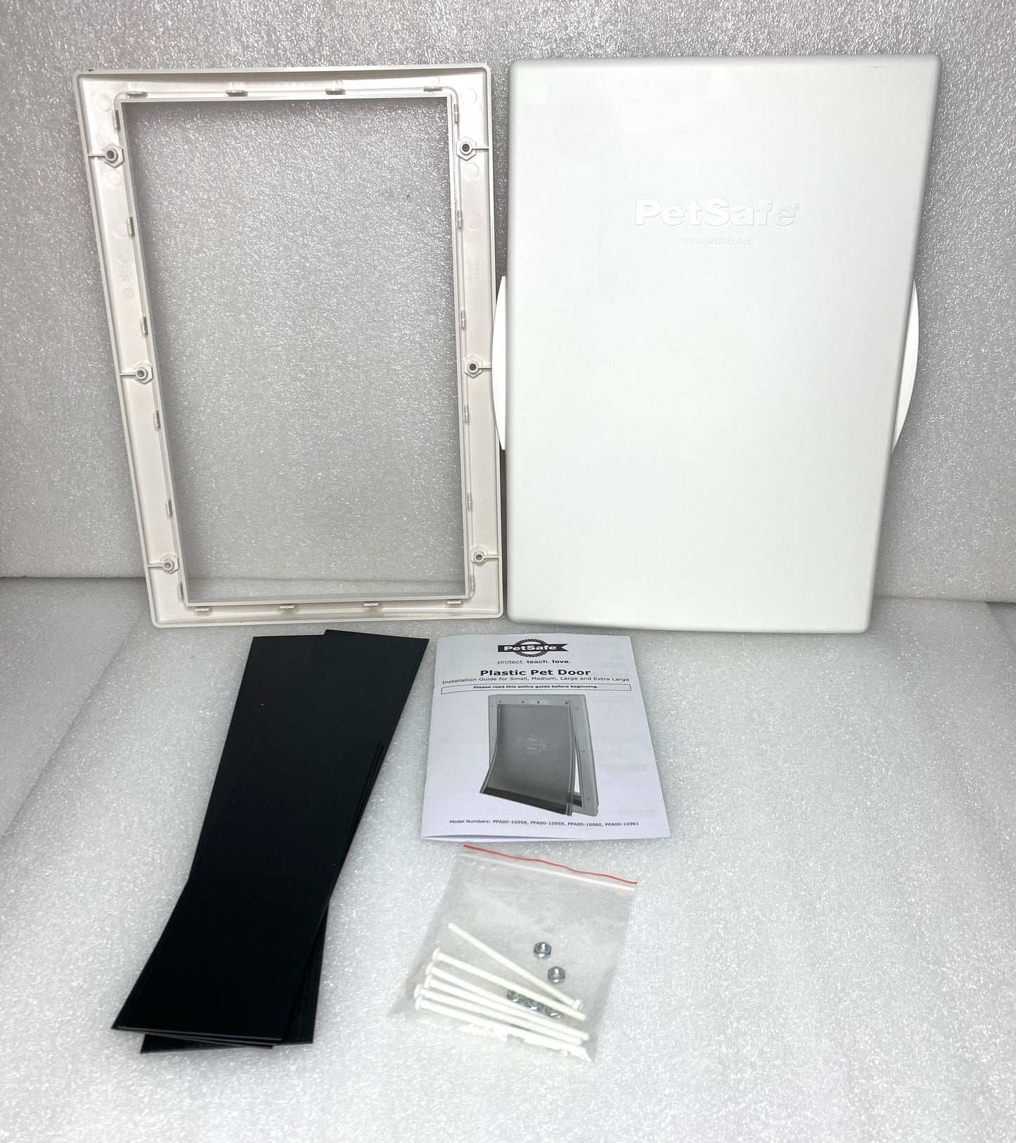 new Other - PetSafe Plastic Pet Door For Medium Dogs Weighing Up to 40 lb – READ