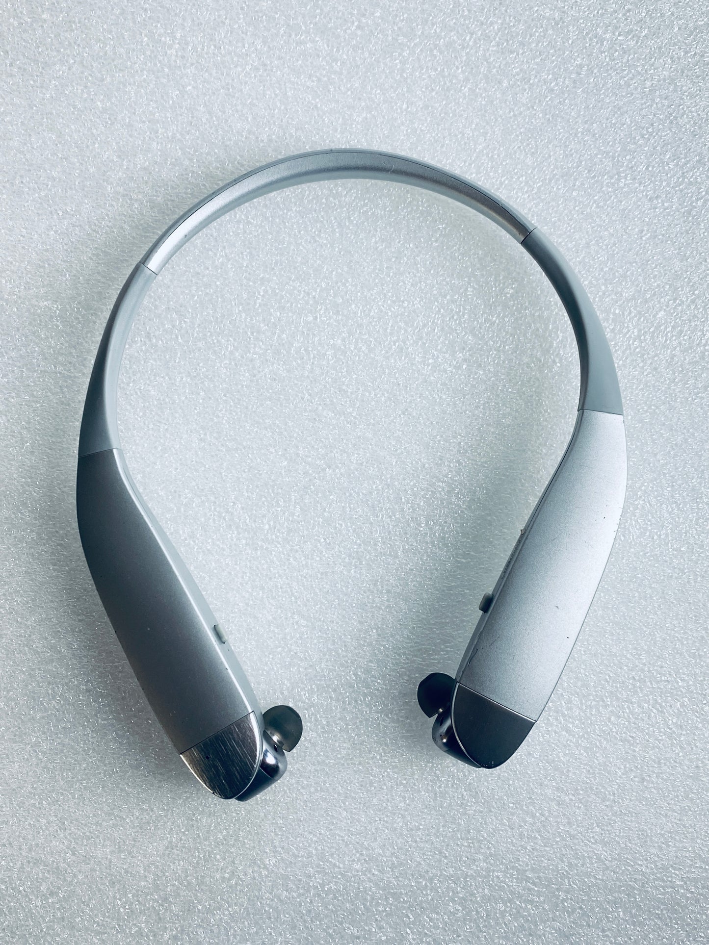 insignia Bluetooth Silver Noise-Canceling Wireless In-Ear Headset NS-CAHBTEBNC-S