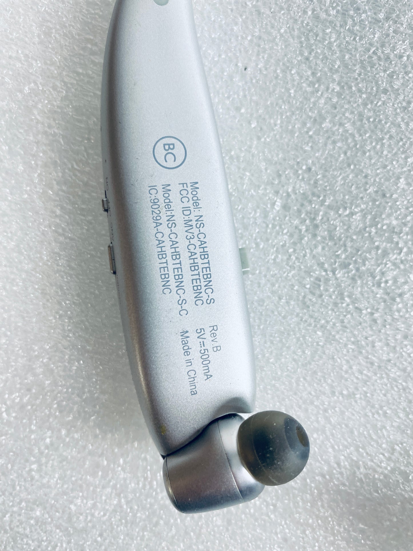 insignia Silver Bluetooth Noise-Canceling Wireless In-Ear Headset NS-CAHBTEBNC-S