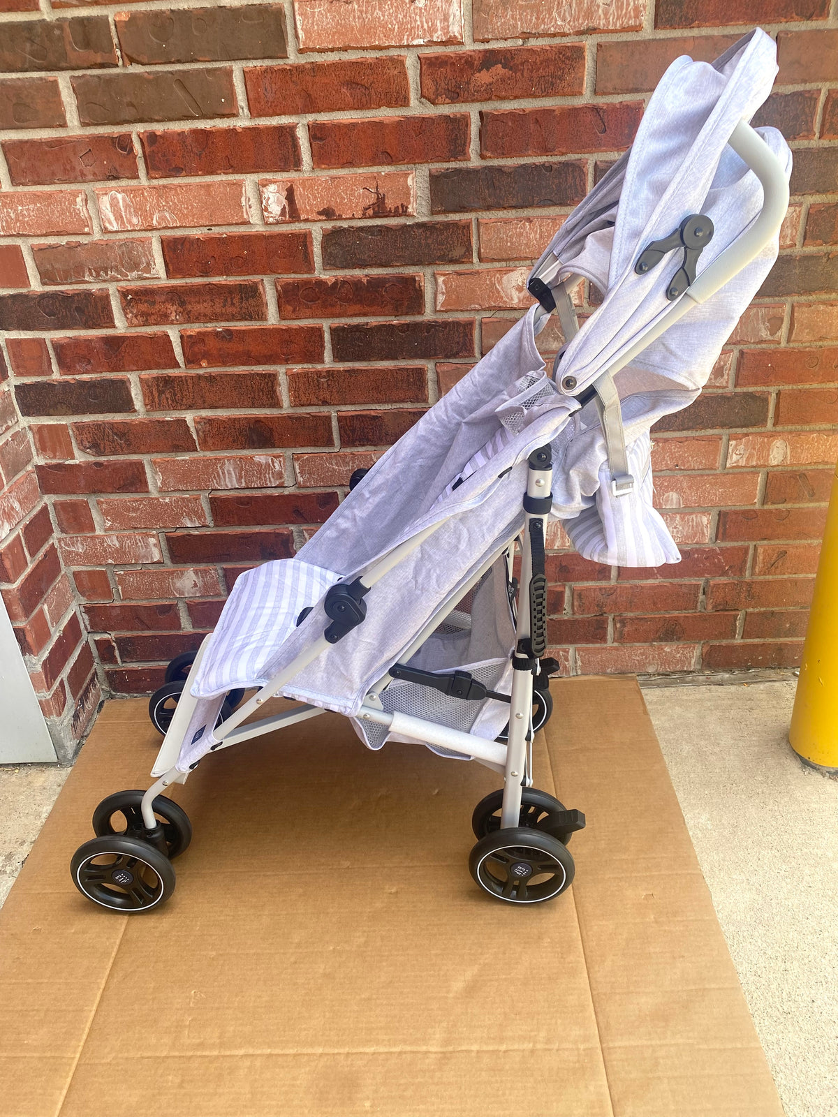 Like New Baby Gap Lightweight Classic Stroller With Recline & Fold, Gray Stripes
