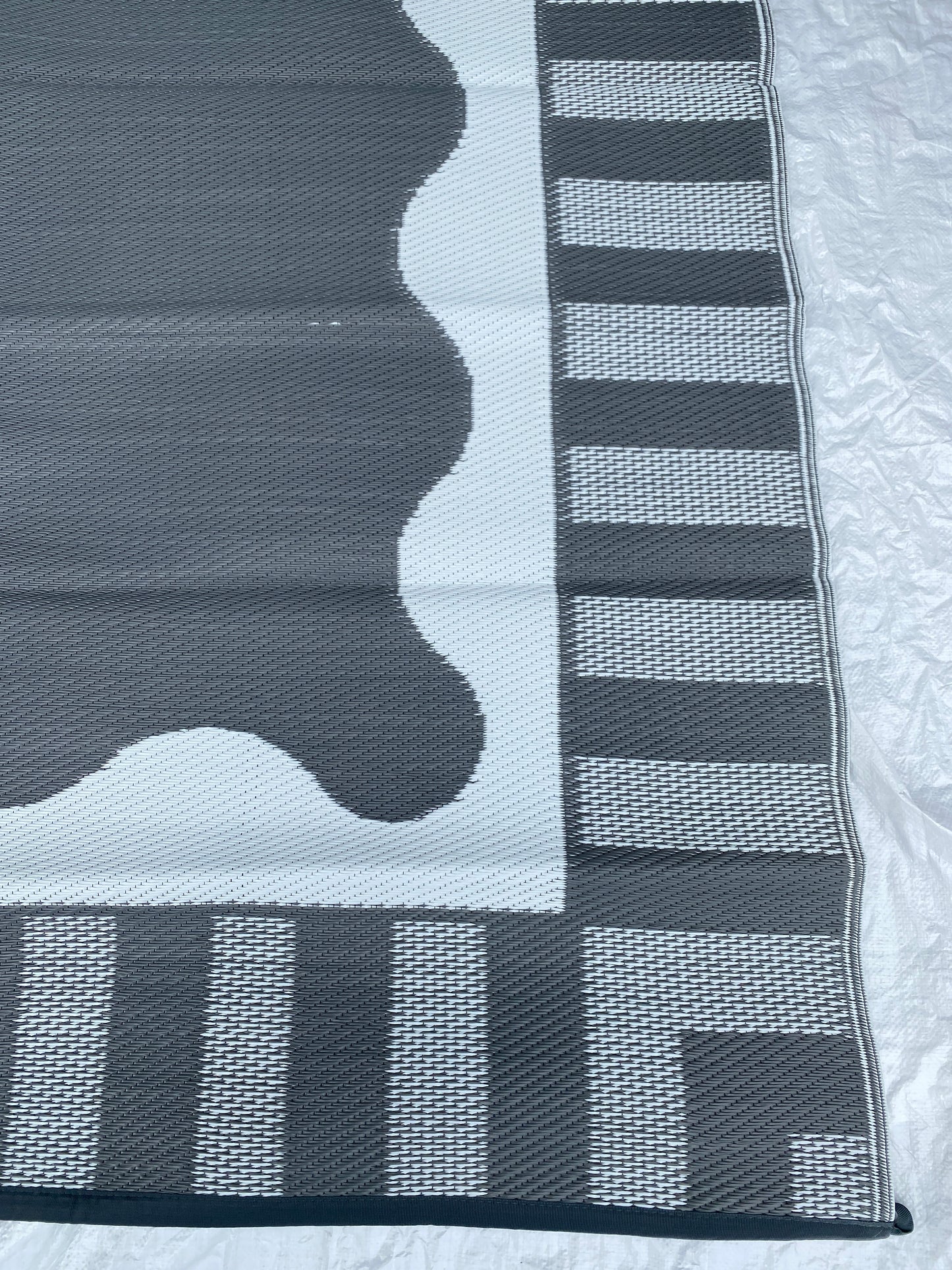 New Open Box Garvee 9’ x 18’ Waterproof Plastic Straw Reversible Outdoor Rug