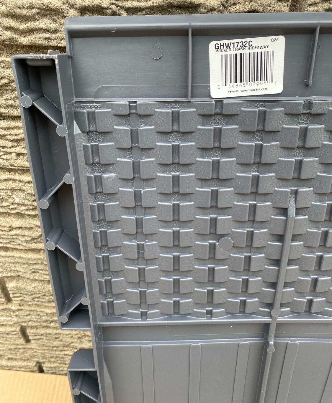 New Other Suncast 33Gal Wicker-Style Hideaway Trash Can With Secure Latching Lid