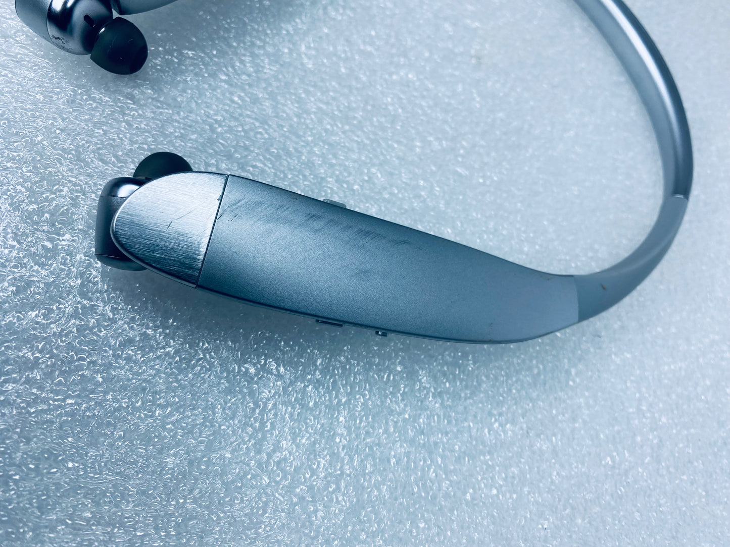 insignia Wireless In-Ear Bluetooth Headset Silver NS-CAHBTEBNC-S - (READ)