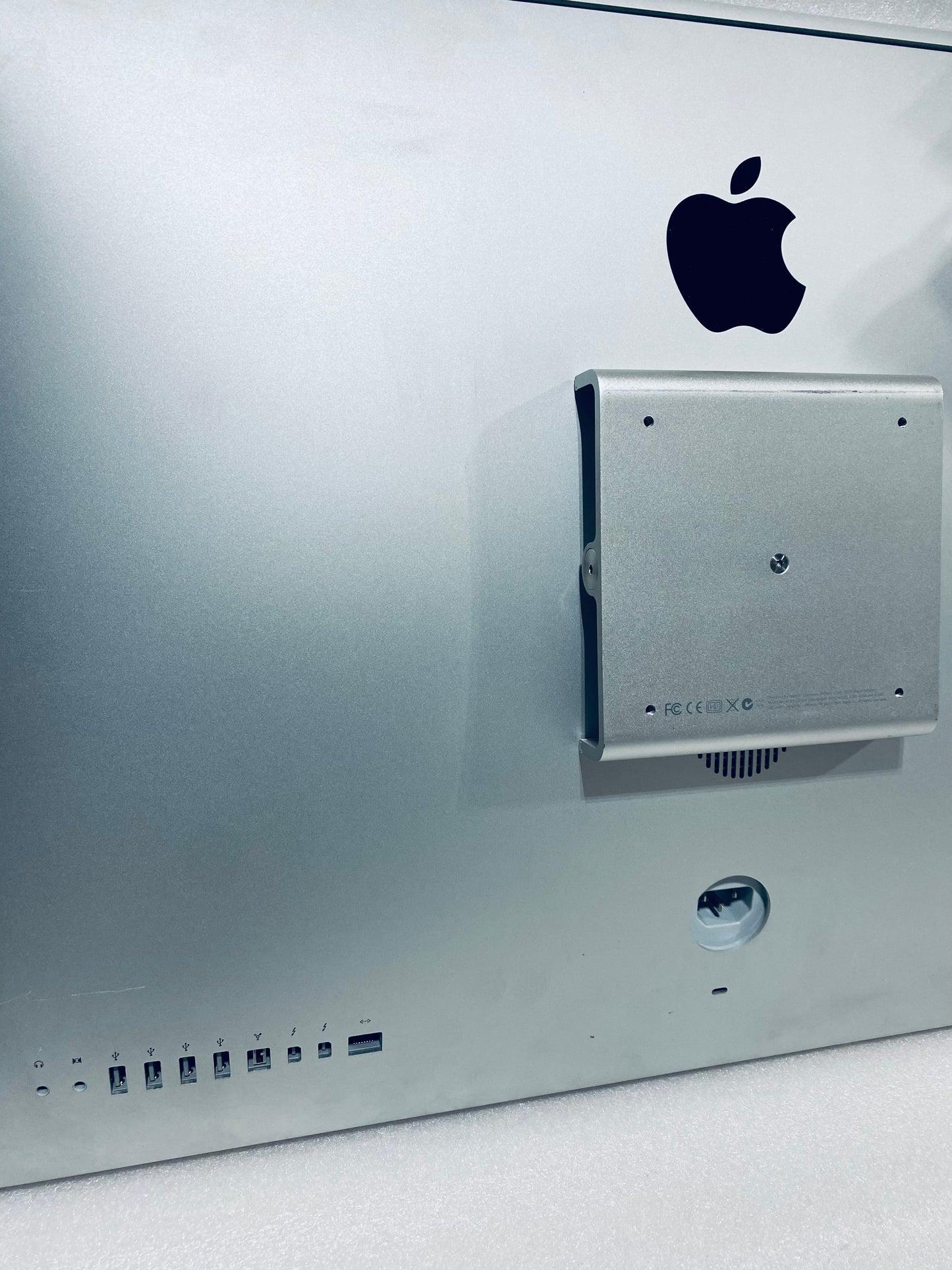 Apple iMac 27” 2011 A1312 Core i5 3.1GHz 12GB 1TB W/Wireless Keyboard & Mouse (READ)