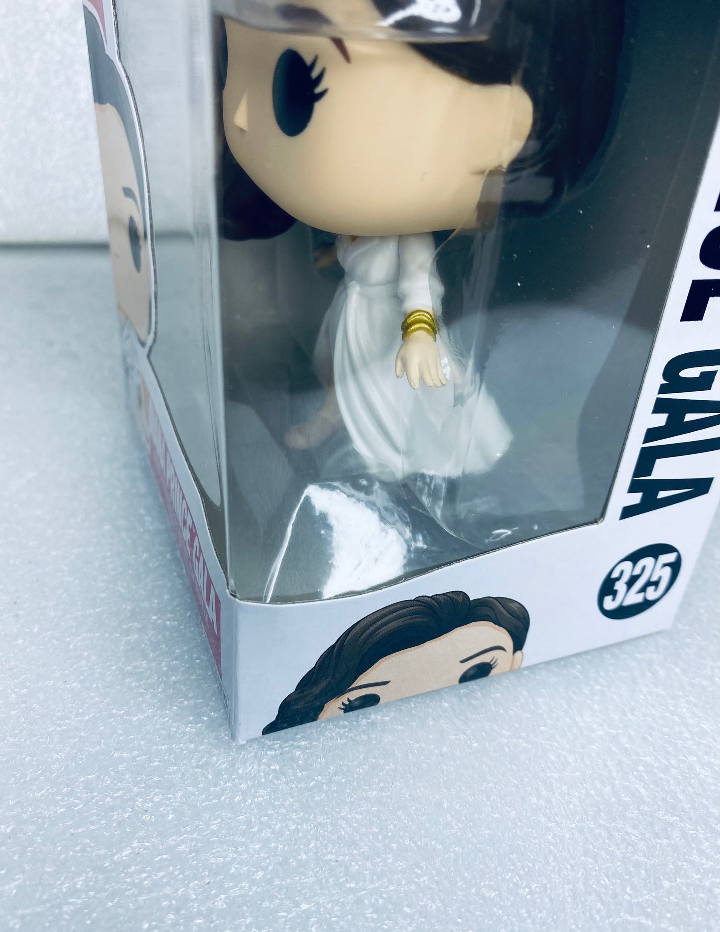#19 - new - Pop! Heroes Wonder Woman WW84 Diana Prince Gala 325 - (READ) - (IN CONDITION AS SHOWN)
