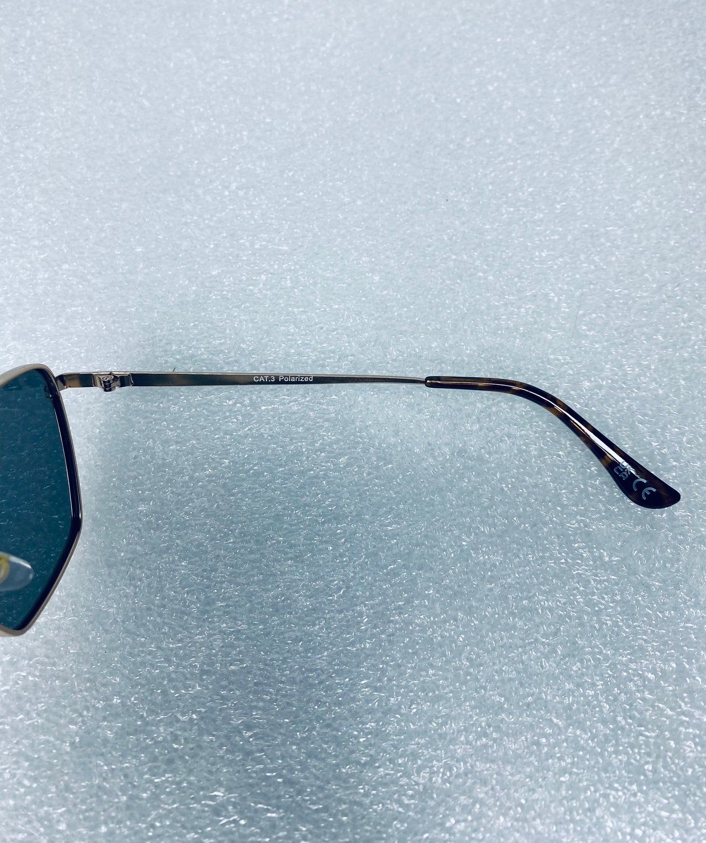 #44 - Foster Grant TruPolar FGM Aviator Gold Sunglasses Polarized Gold - (READ) - (IN CONDITION AS SHOWN)