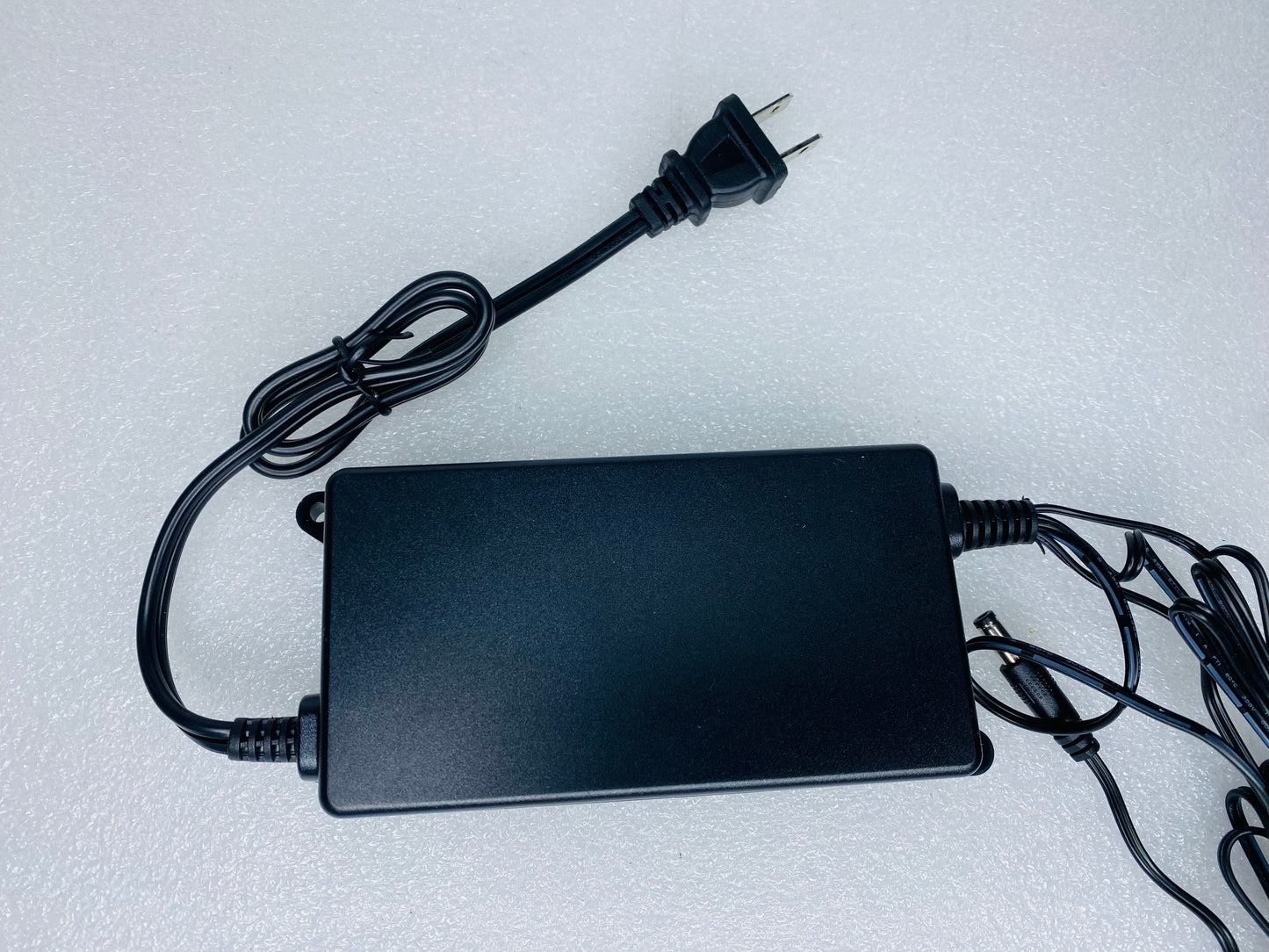 DC Switching Power Supply Security For Cameras EUHA+12120-070D 12V 0.7A - (READ)