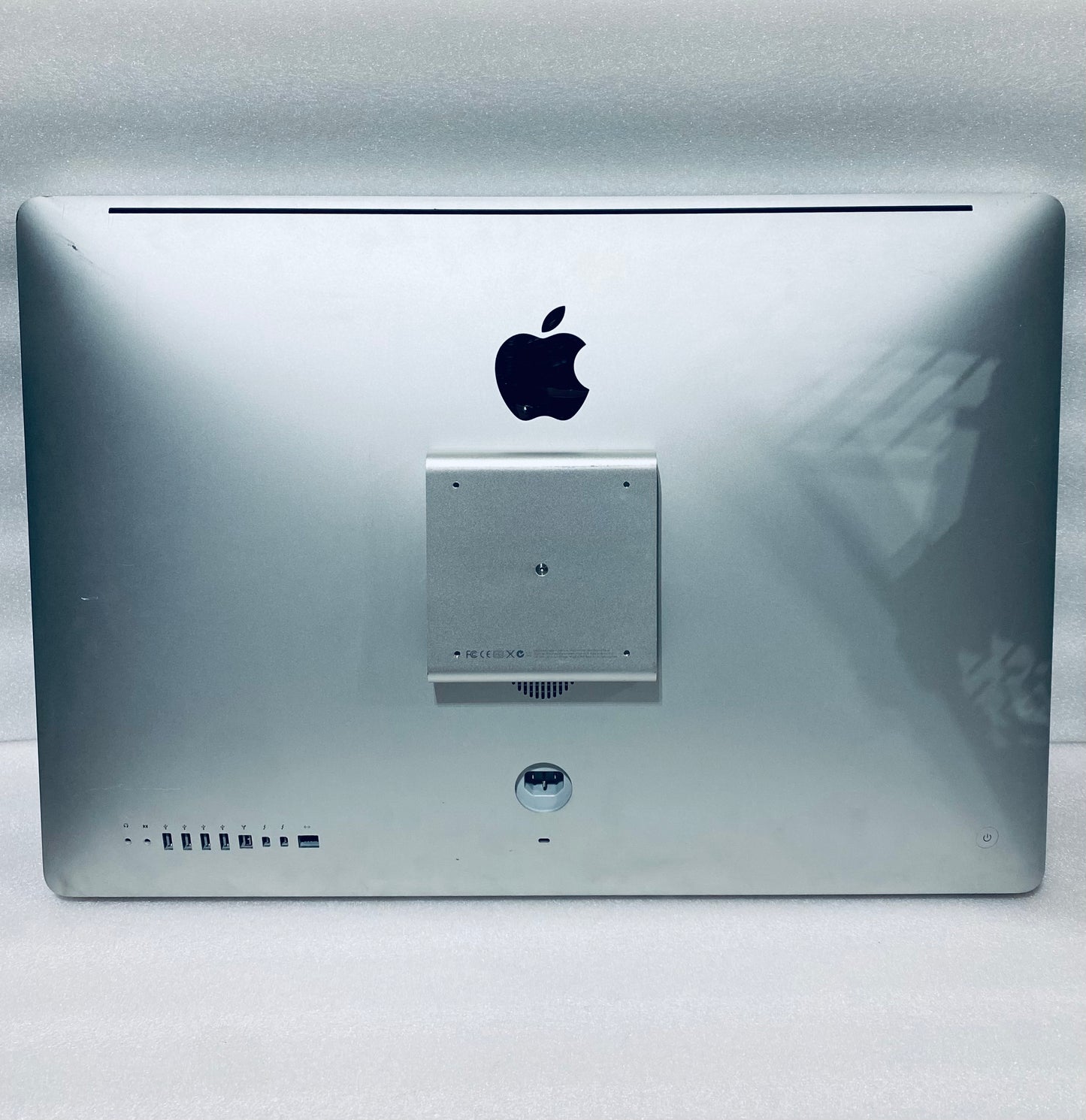 Apple iMac 27” 2011 A1312 Core i5 3.1GHz 12GB 1TB W/Wireless Keyboard & Mouse (READ)