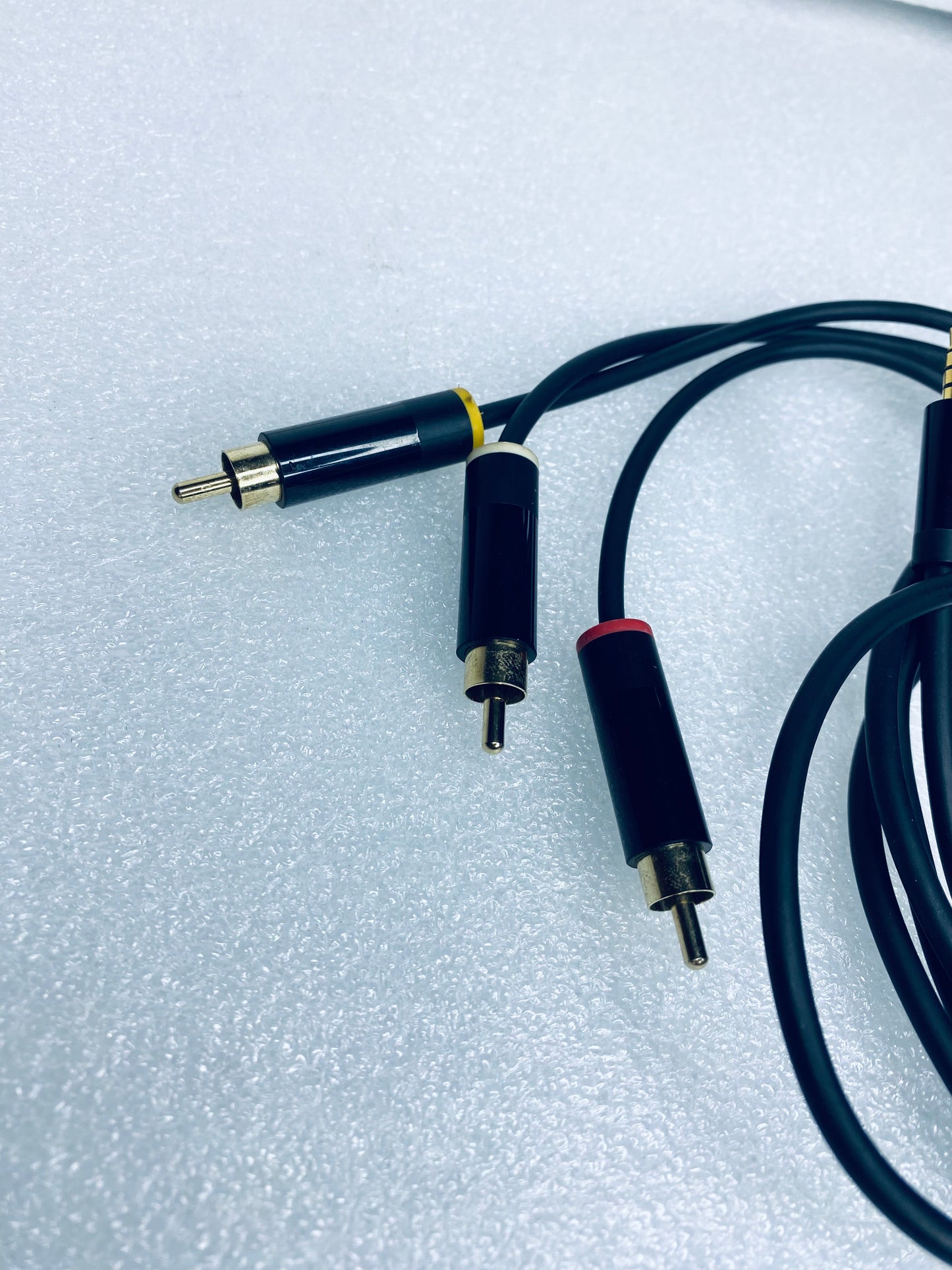 #20 - microsoft 3 ft. 3.5mm to RCA Composite AV Cable for Xbox 360 E Elite - (READ) - (IN CONDITION AS SHOWN)