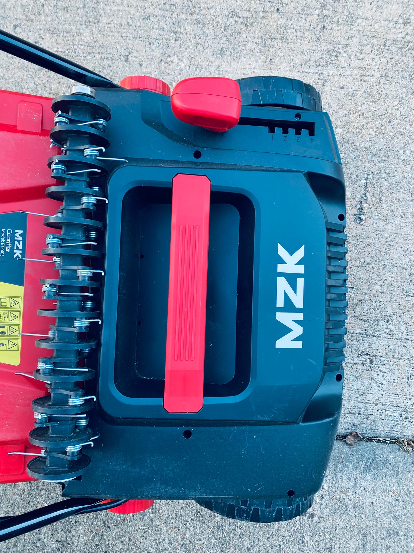 MZK 15" Electric Dethatcher/Scarifier With 5-Positions & 12 Gal Collect Bag-READ