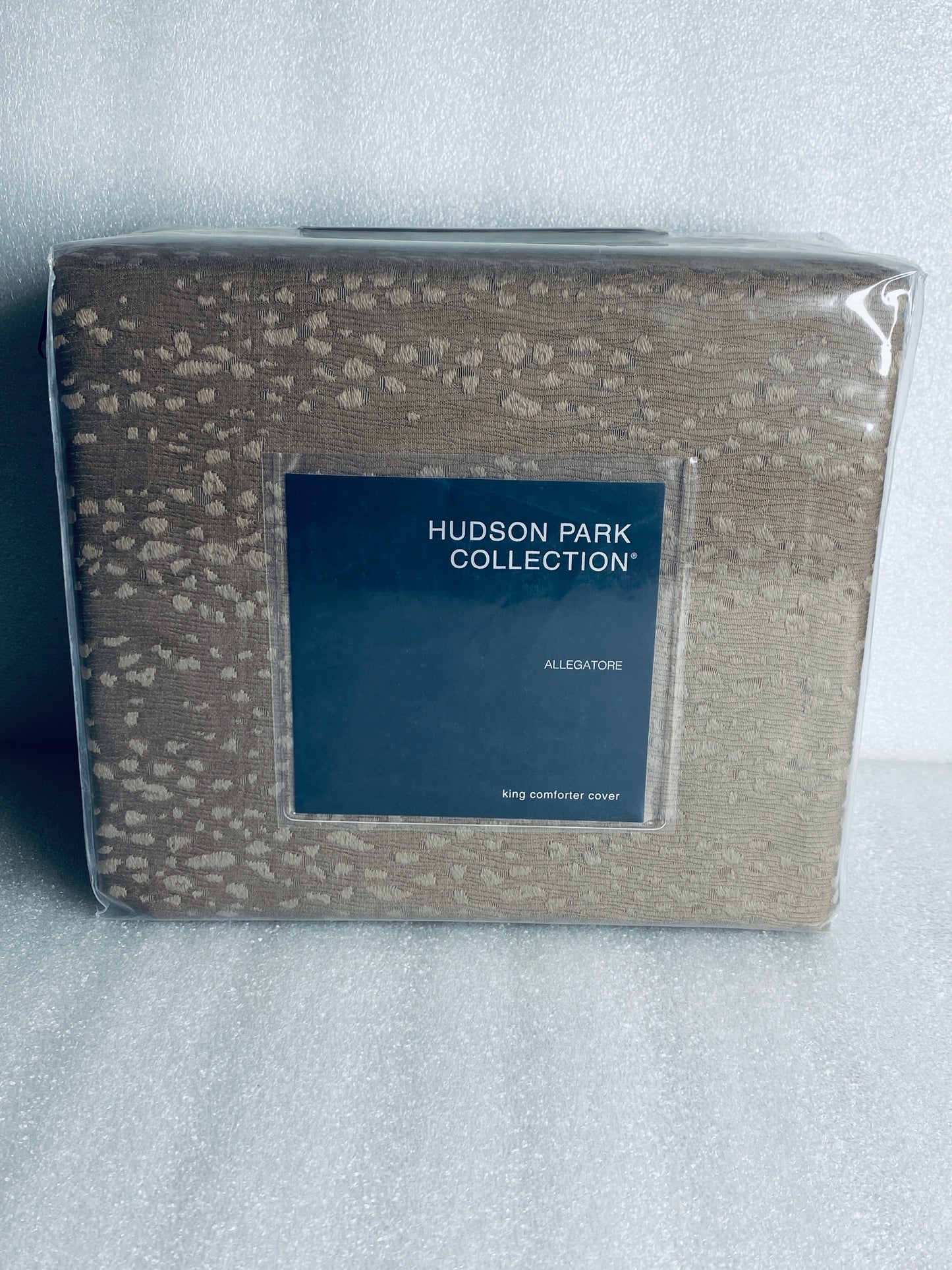 New - Hudson Park Collection King Comforter Duvet Cover, Allegatore