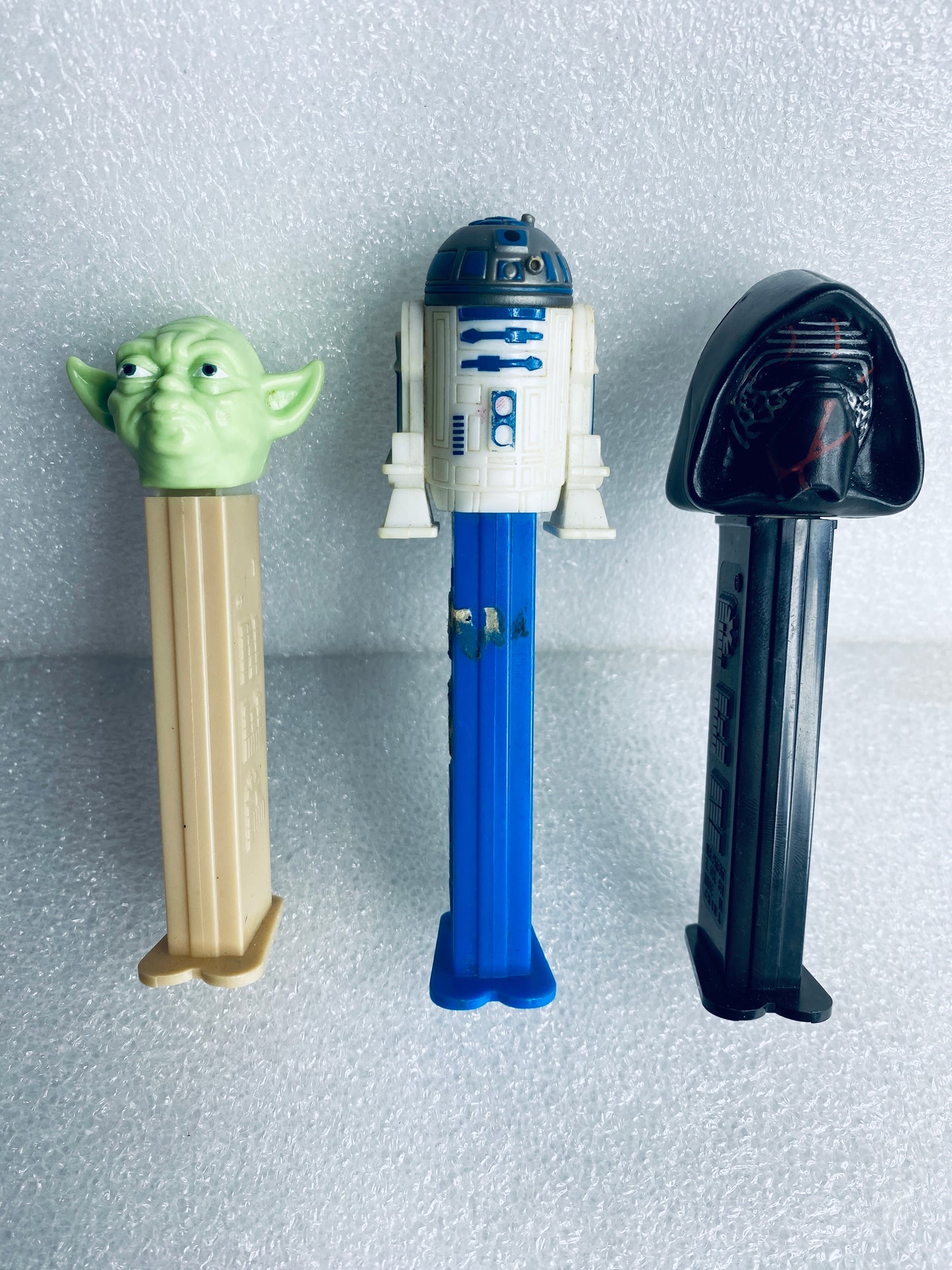 #47 - lot of 3 - Star Wars Pez Dispensers, Kylo Ren/Yoda/R2-D2, Approx 4/12" - (IN CONDITION AS SHOWN)