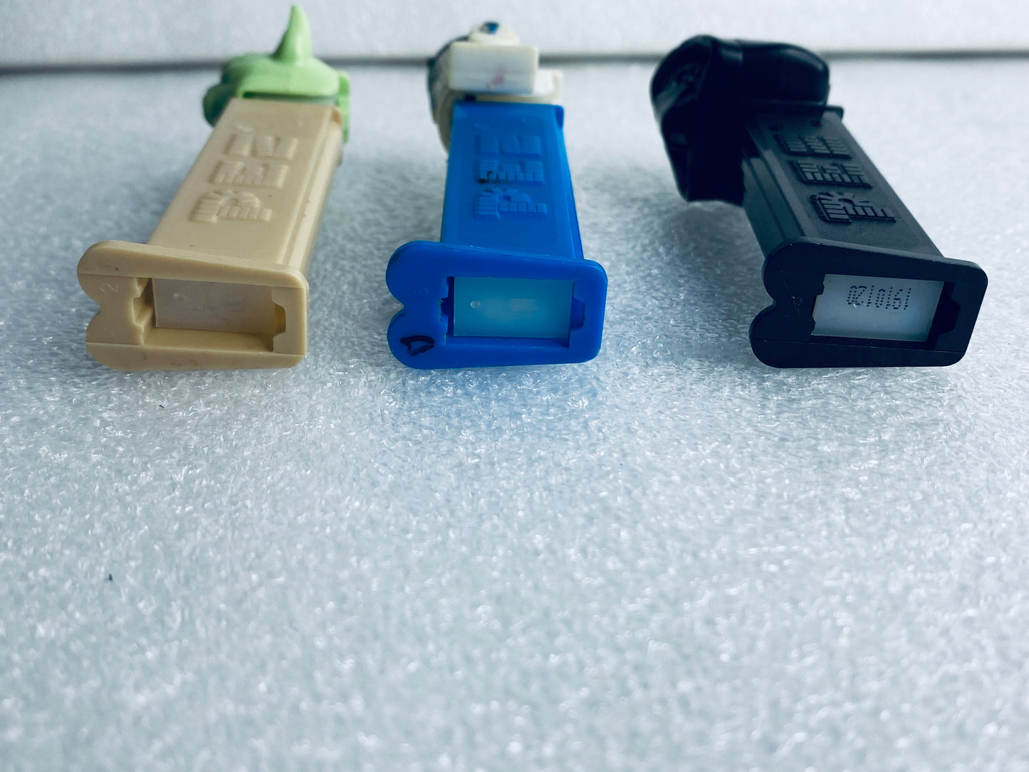 #47 - lot of 3 - Star Wars Pez Dispensers, Kylo Ren/Yoda/R2-D2, Approx 4/12" - (IN CONDITION AS SHOWN)