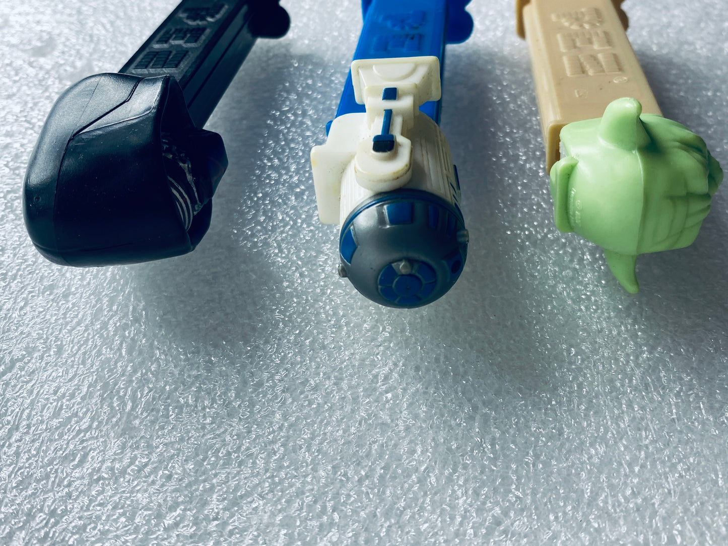#47 - lot of 3 - Star Wars Pez Dispensers, Kylo Ren/Yoda/R2-D2, Approx 4/12" - (IN CONDITION AS SHOWN)