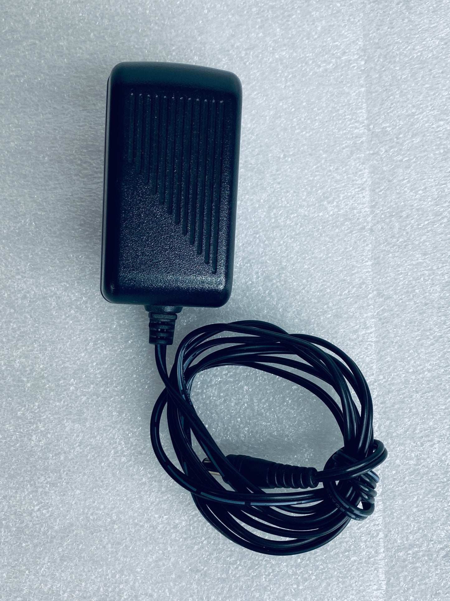 fJ-SW1202000U AC/DC 12V 0.6A Switching Adapter, Black - (READ)