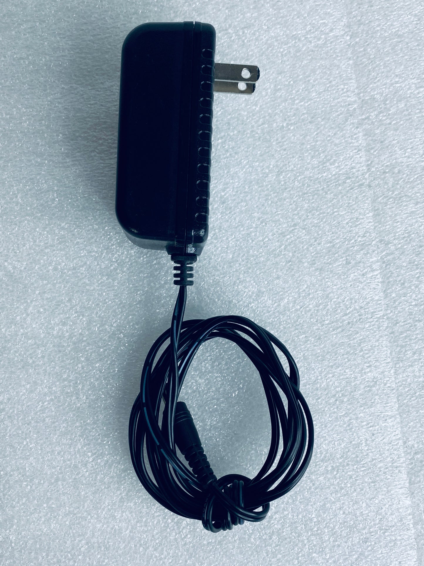 fJ-SW1202000U AC/DC 12V 0.6A Switching Adapter, Black - (READ)