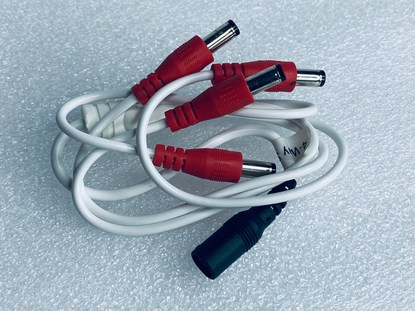 fJ-SW1202000U AC/DC 12V 0.6A Switching Adapter & 4-Way Split Cord